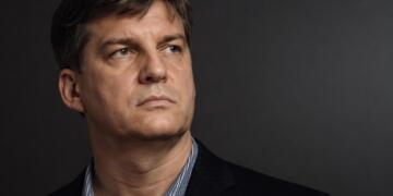 Retrato sobrio de Michael Burry con fondo limpio y neutro
