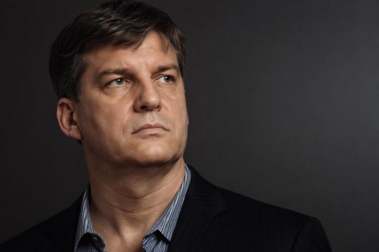 Retrato sobrio de Michael Burry con fondo limpio y neutro