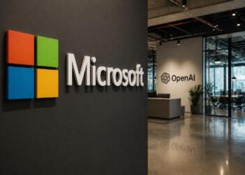 Logo de Microsoft en primer plano con oficinas de OpenAI detrás