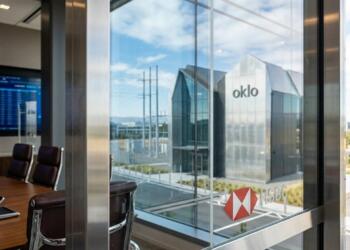Sala de juntas con logo de HSBC y vista exterior a edificio con logo de Oklo.