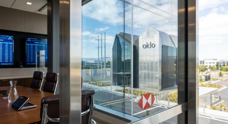 Sala de juntas con logo de HSBC y vista exterior a edificio con logo de Oklo.