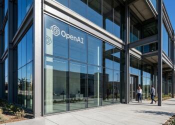 Fotografía arquitectónica de la entrada de la sede de OpenAI con un diseño moderno de vidrio y acero.