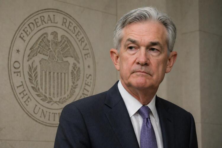 Jerome Powell con emblema de la Reserva Federal al fondo.