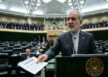 Un orador en el Majlis de Irán sostiene un documento que detalla tres violaciones del Pacto de Trump.