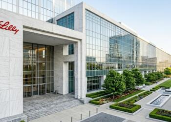 Entrada principal del edificio de Eli Lilly en Indianápolis, con jardines y fuentes de agua.