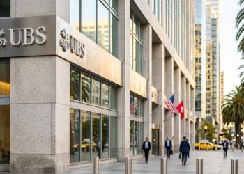 Fachada de piedra del edificio de oficinas de UBS con el logo plateado del banco.