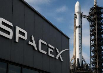 Logo de SpaceX con cohete en plataforma de lanzamiento.