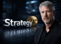 Michael Saylor junto a Strategy y Bitcoin en entorno financiero.