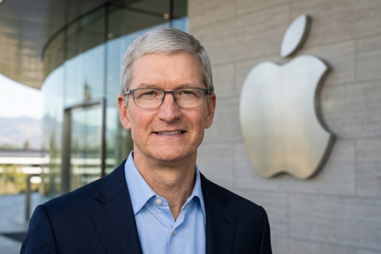 Tim Cook frente a sede de Apple con logo visible en pared.