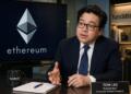 Tom Lee en oficina con Ethereum en pantalla como foco de inversión.