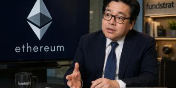 Tom Lee en oficina con Ethereum en pantalla como foco de inversión.