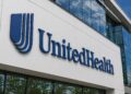 Fachada de UnitedHealth con logo corporativo grande y visible.