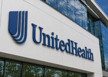 Fachada de UnitedHealth con logo corporativo grande y visible.