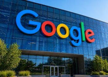 Fachada de Google con logo grande y visible en edificio corporativo