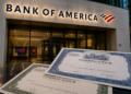 Sucursal de Bank of America con certificados de acciones en primer plano.