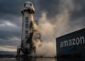 Cohete de Blue Origin junto a referencia sutil de Amazon y humo.