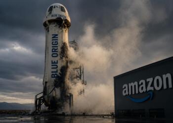 Cohete de Blue Origin junto a referencia sutil de Amazon y humo.