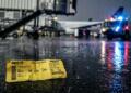 Boleto de Spirit Airlines abandonado bajo la lluvia por crisis de combustible