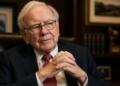 Warren Buffett en oficina con gesto serio y mirada reflexiva.