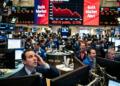 Trader estresado en la bolsa bajo pantalla roja con alerta de BofA en Wall Street.