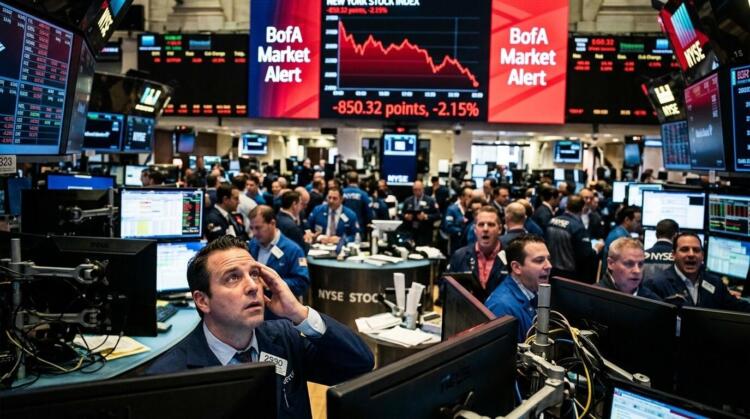 Trader estresado en la bolsa bajo pantalla roja con alerta de BofA en Wall Street.