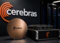 Logo de Cerebras junto a hardware de IA en entorno bursátil.