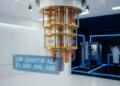 Computadora cuántica IBM en laboratorio estéril con holograma que muestra texto de inversión de $1,000,000,000.