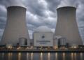 Planta nuclear de Constellation Energy bajo un cielo gris intenso.