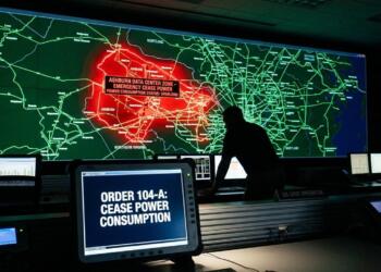 Operador en centro de control mira alerta roja en Ashburn. Primer plano: "Orden 104-A: Cese de energía".
