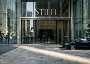 Fachada de vidrio de la oficina de Stifel con auto de lujo estacionado frente a la entrada.