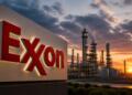 Logo de Exxon dominante con refinería al atardecer al fondo.