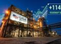 Planta industrial nocturna de USA Rare Earth con cartel y gráfico de "+114% ROADMAP 2030".
