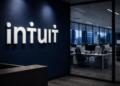 Logo de Intuit domina oficina corporativa bajo ambiente tenso.