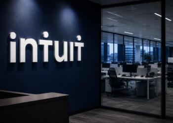 Logo de Intuit domina oficina corporativa bajo ambiente tenso.