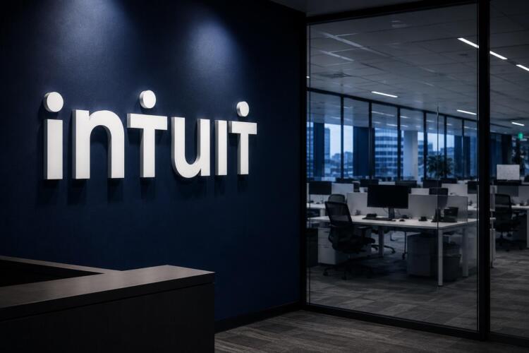Logo de Intuit domina oficina corporativa bajo ambiente tenso.