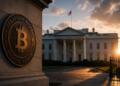 La Casa Blanca junto a sello institucional vinculado a Bitcoin.