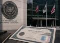 Sello de la SEC junto a certificado bursátil tokenizado moderno.