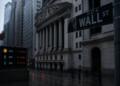 Wall Street bajo lluvia con señales de debilidad en acciones cripto.