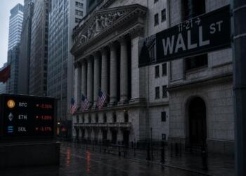 Wall Street bajo lluvia con señales de debilidad en acciones cripto.