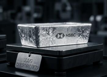 Un lingote de plata HSBC sobre una báscula negra con una etiqueta: 'XAG SOBREVALORADO'.