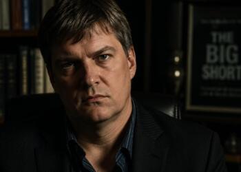 Retrato oscuro de Michael Burry en ambiente financiero sobrio