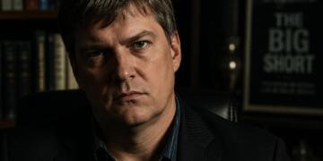 Retrato oscuro de Michael Burry en ambiente financiero sobrio
