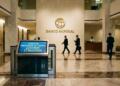 ítulo: Pánico en el Banco Mundial: Fondos activados para 27 naciones (56 caracteres) Texto alt: Cartel de emergencia en el vestíbulo del Banco Mundial anuncia fondos para 27 naciones