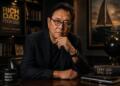 Robert Kiyosaki en oficina ejecutiva con ambiente financiero sobrio.