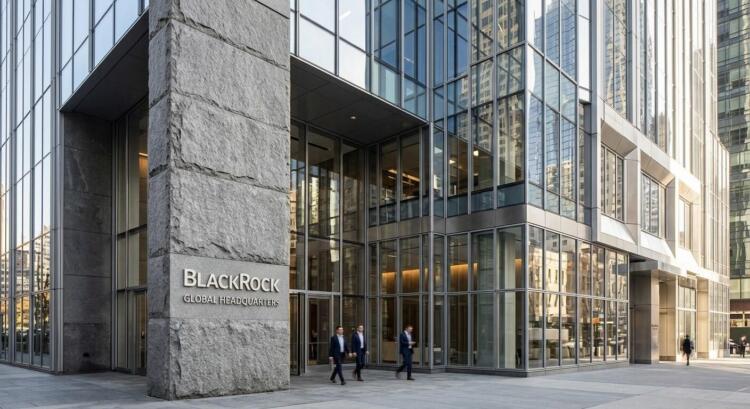Entrada de la Sede Global de BlackRock con logo en pilar de piedra y rascacielos de fondo.