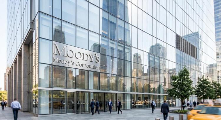 Vista de la fachada de vidrio del 7 World Trade Center con el logo de Moody's y peatones.