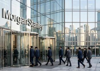 Fachada de vidrio de Morgan Stanley con reflejos de la ciudad y gente de negocios caminando.