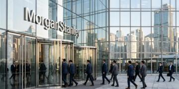 Fachada de vidrio de Morgan Stanley con reflejos de la ciudad y gente de negocios caminando.
