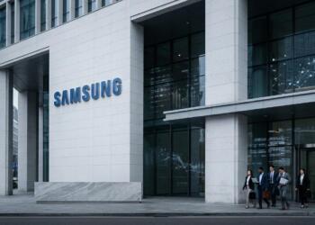 Entrada principal del edificio Samsung con personas caminando y proyecciones de datos en el vidrio.
