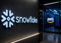 Logo de Snowflake frente a infraestructura cloud vinculada a Amazon.